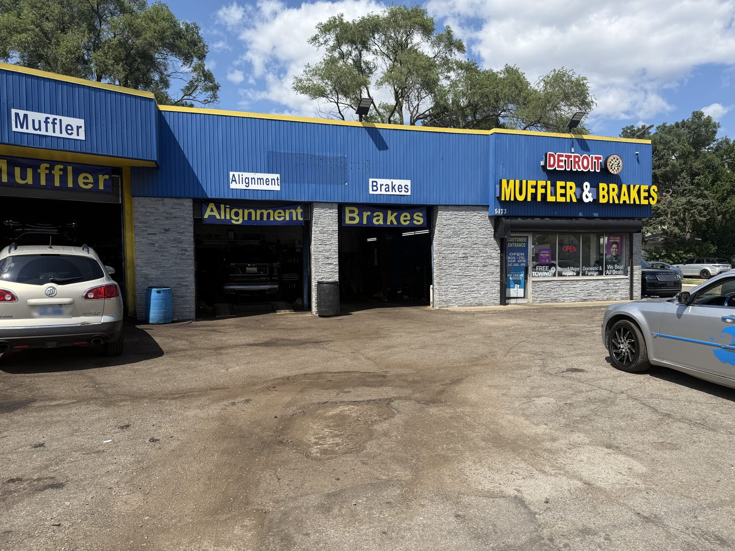 Service bays labelled Muffler, Alignment and Brakes